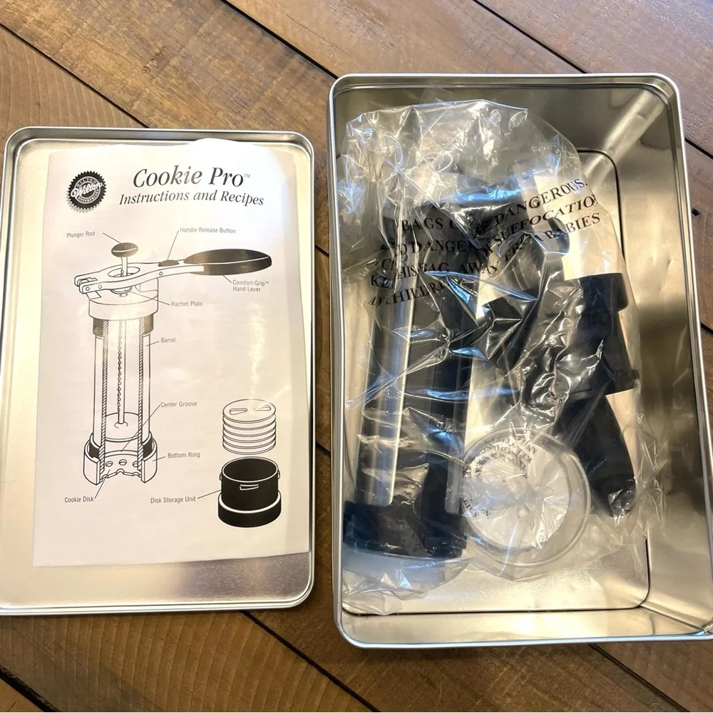 ✨NEW✨ Crate & Barrel Cookie Press Kit